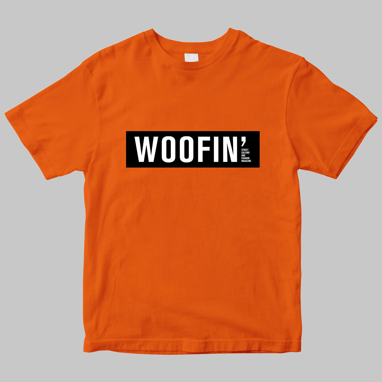 「WOOFIN’」のロゴTシャツ